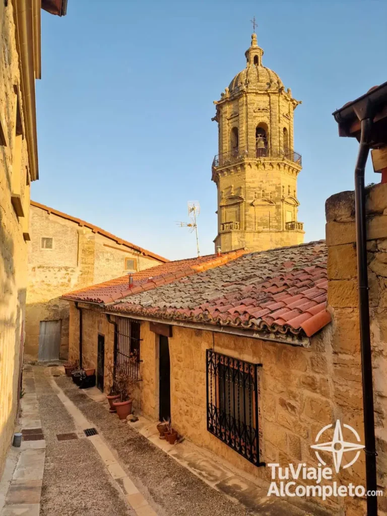 Calle con la iglesia de fondo en Labastida