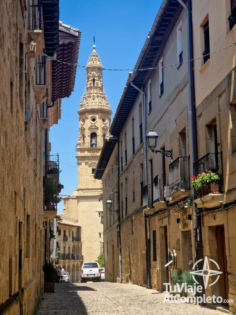 iglesia de nuestra Señora de la Asuncion, briones, al fondo de la calle