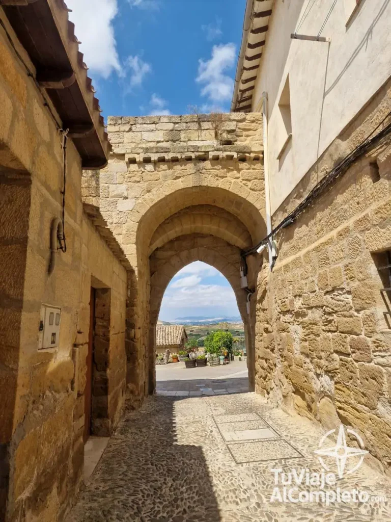 Puerta de la villa y muralla en Briones