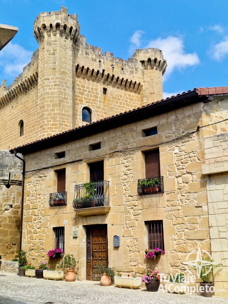 casa con el castillo de Sajazarra detrás