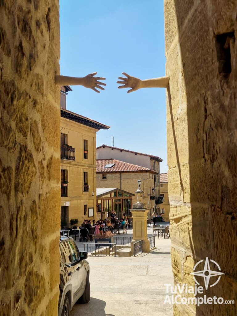 escultura de dos manos en sajazarra, arte al aire libre