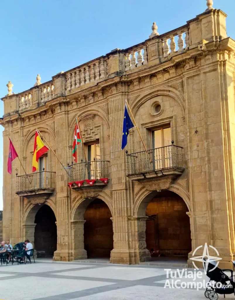 vista frontal del ayuntamiento de Labastida