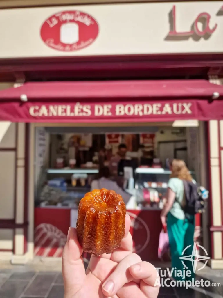 Burdeos, postre típico llamado caneles, en la tienda Toque Cuivree
