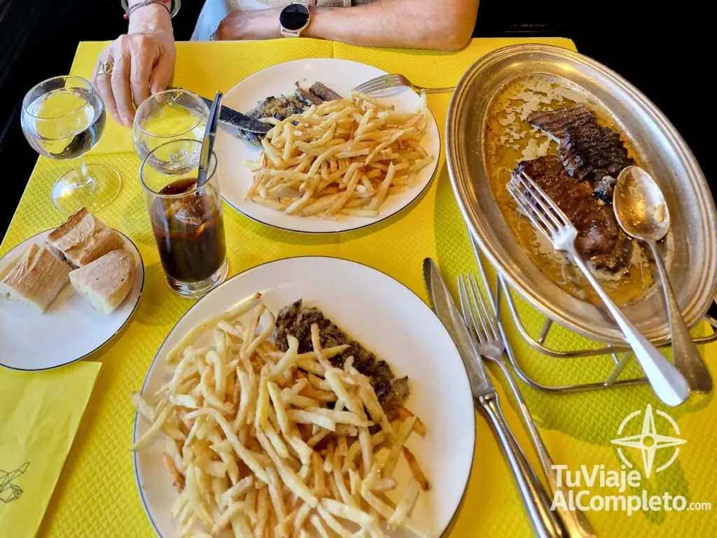 Comiendo entrecot en el restaurante L'Entrecôte