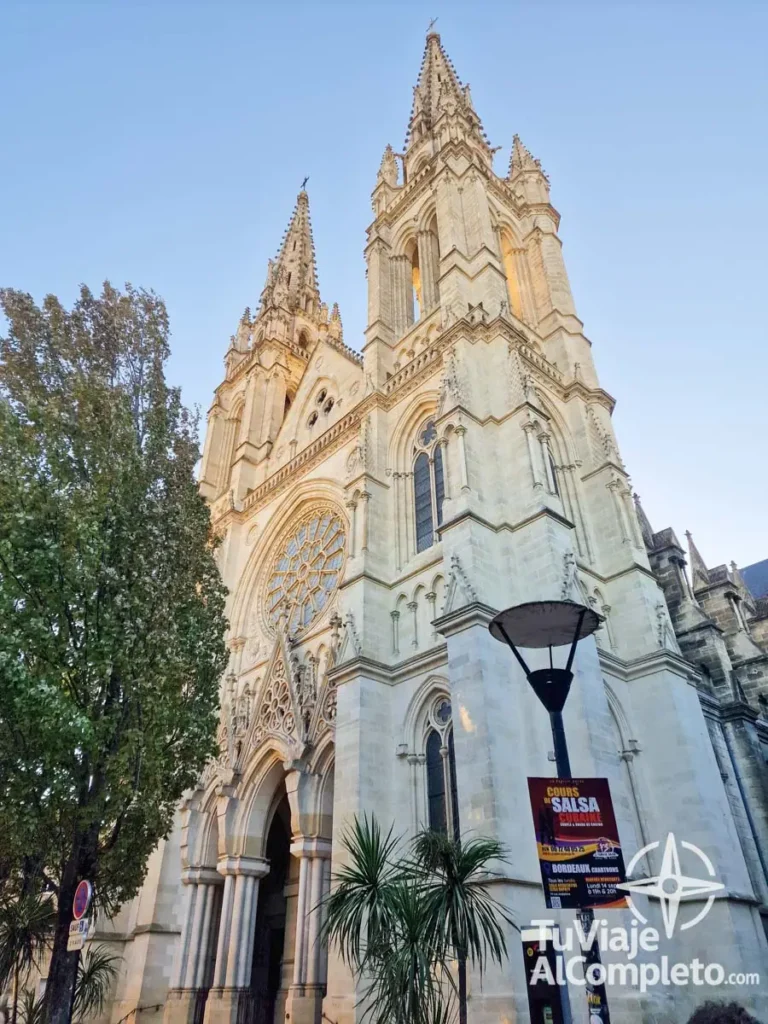 Fachada principal de la Iglesia Saint-Louis en el barrio de Chartrons