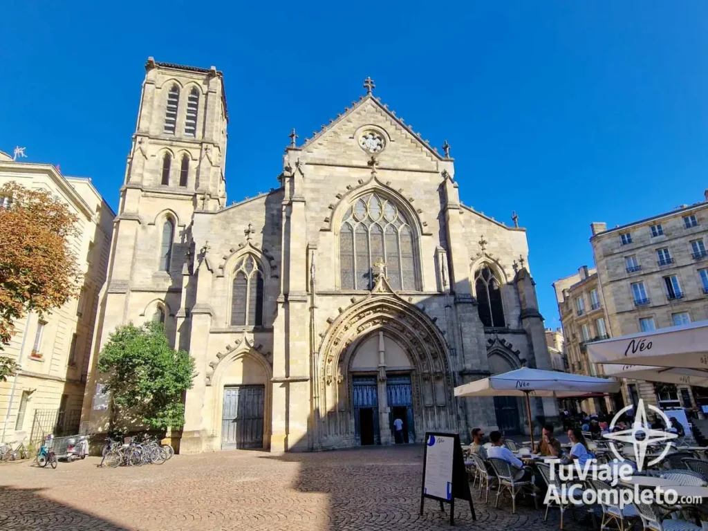Fachada principal de la Iglesia de Saint-Pierre en Burdeos