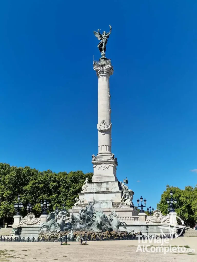 Monumento a los Girondinos en la plaza Quinconces en Burdeos