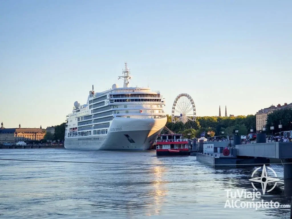 Crucero y varios barcos en el rio Garona